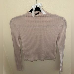 Forever 21 beige ribbed turtleneck with scalloped edges.🍂 Size M.